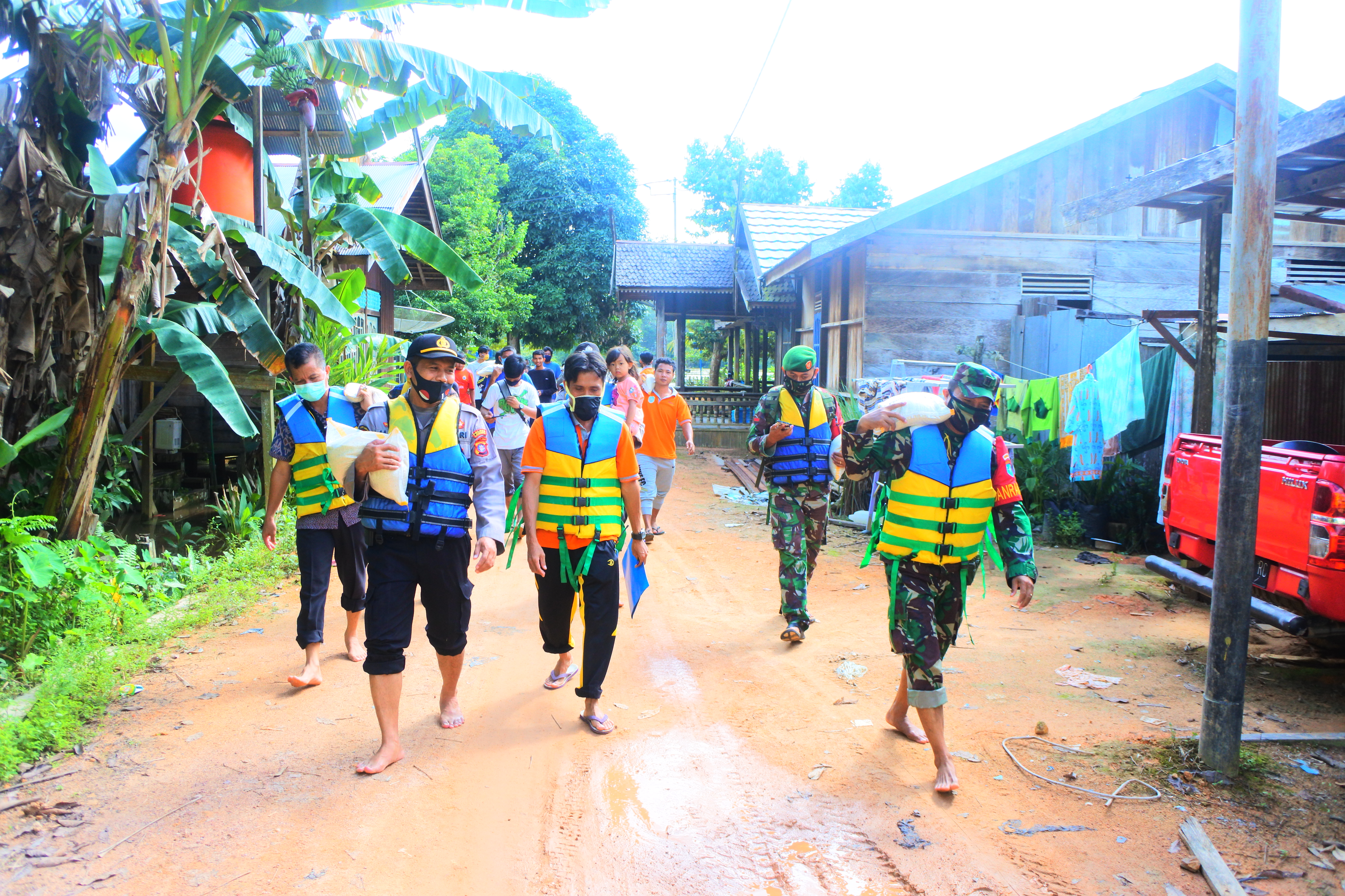 Di kepung Banjir, Polres Lamandau Salurkan Bantuan Covid-19  di Desa Batu Kotam