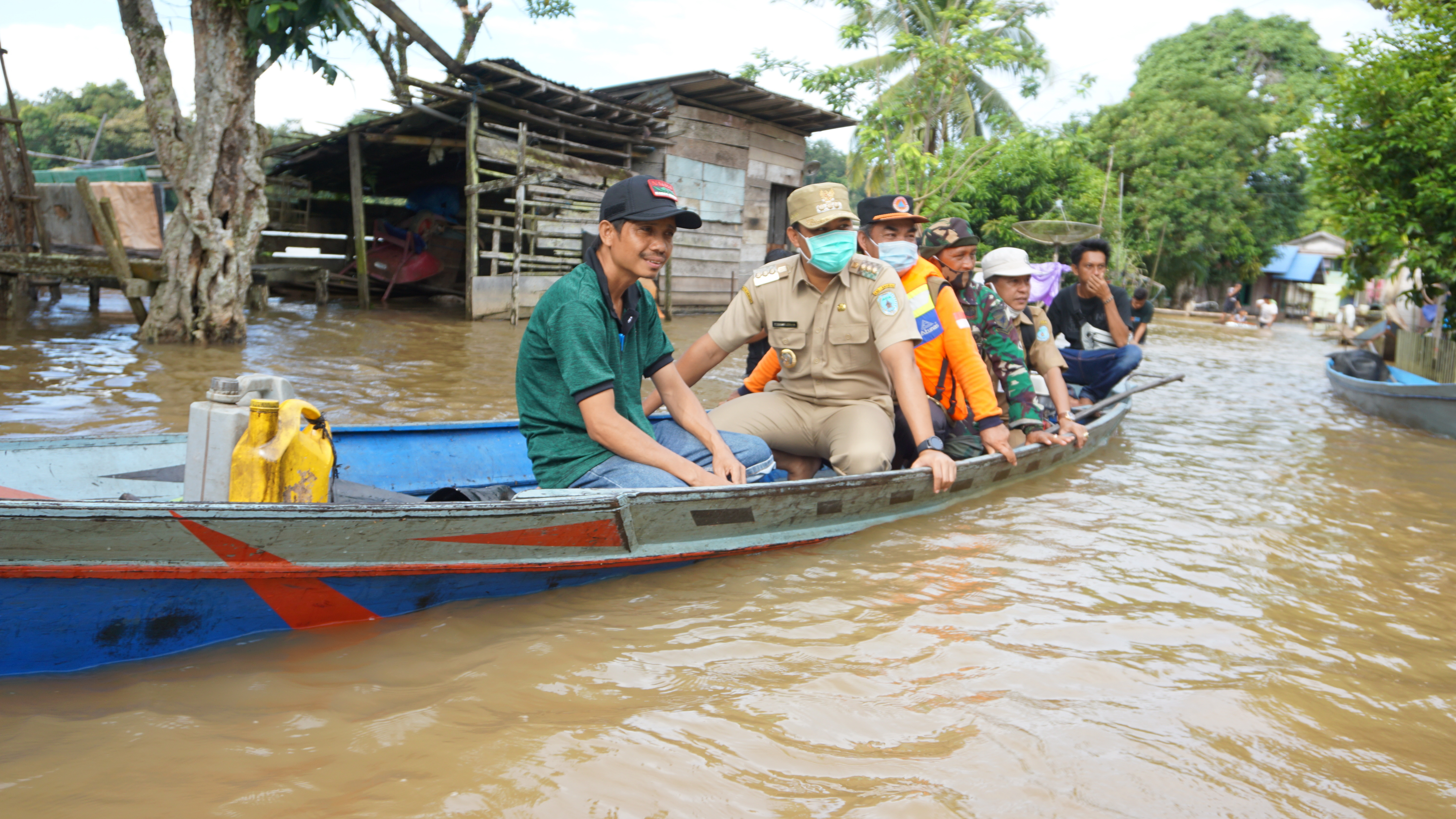 BUPATI LAMANDAU PANTAU BANJIR DI DESA BATU KOTAM