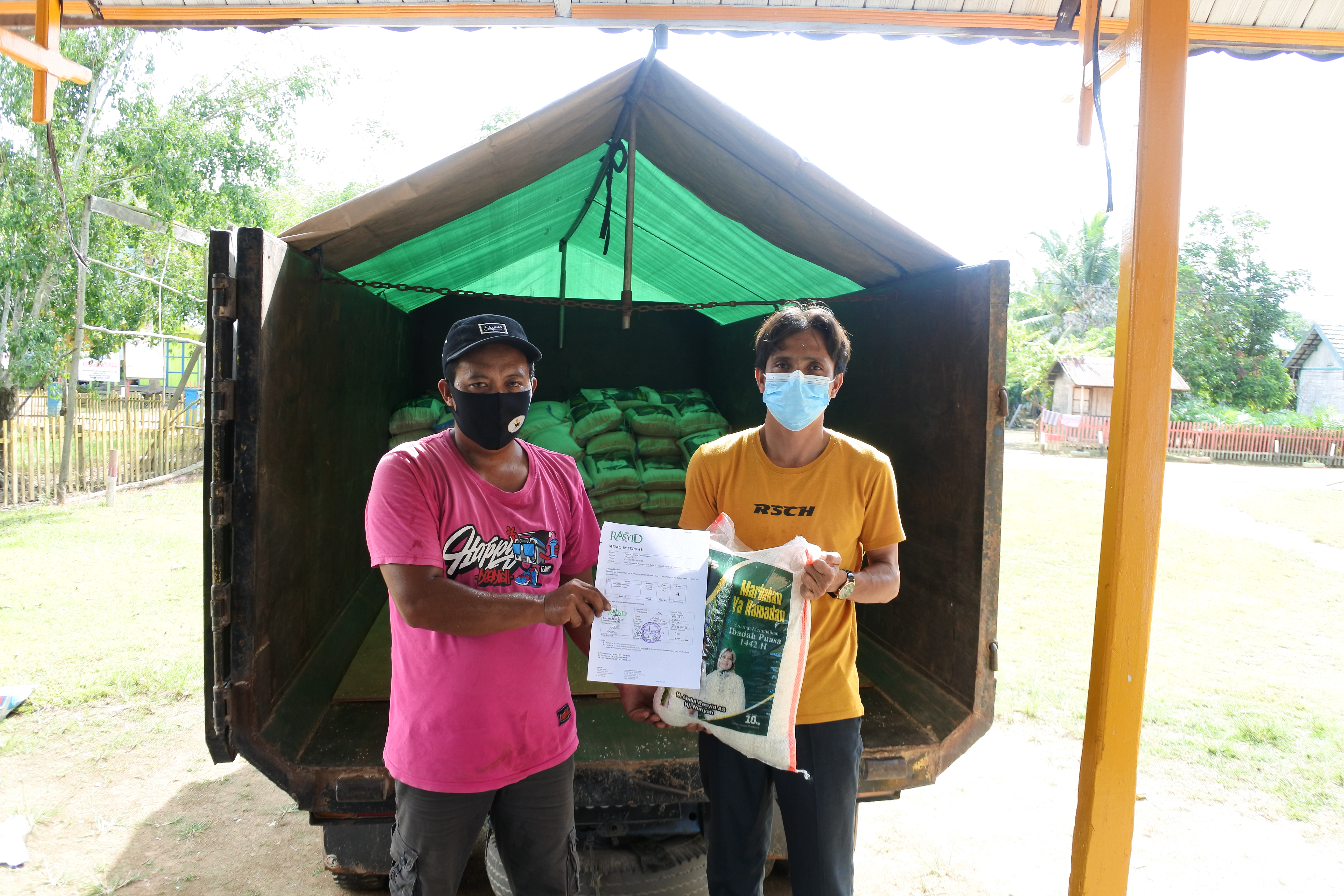 PENYALURAN ZAKAT KELUARGA BESAR H. ABDUL RASYID DAN IBU HJ. NURIYAH 