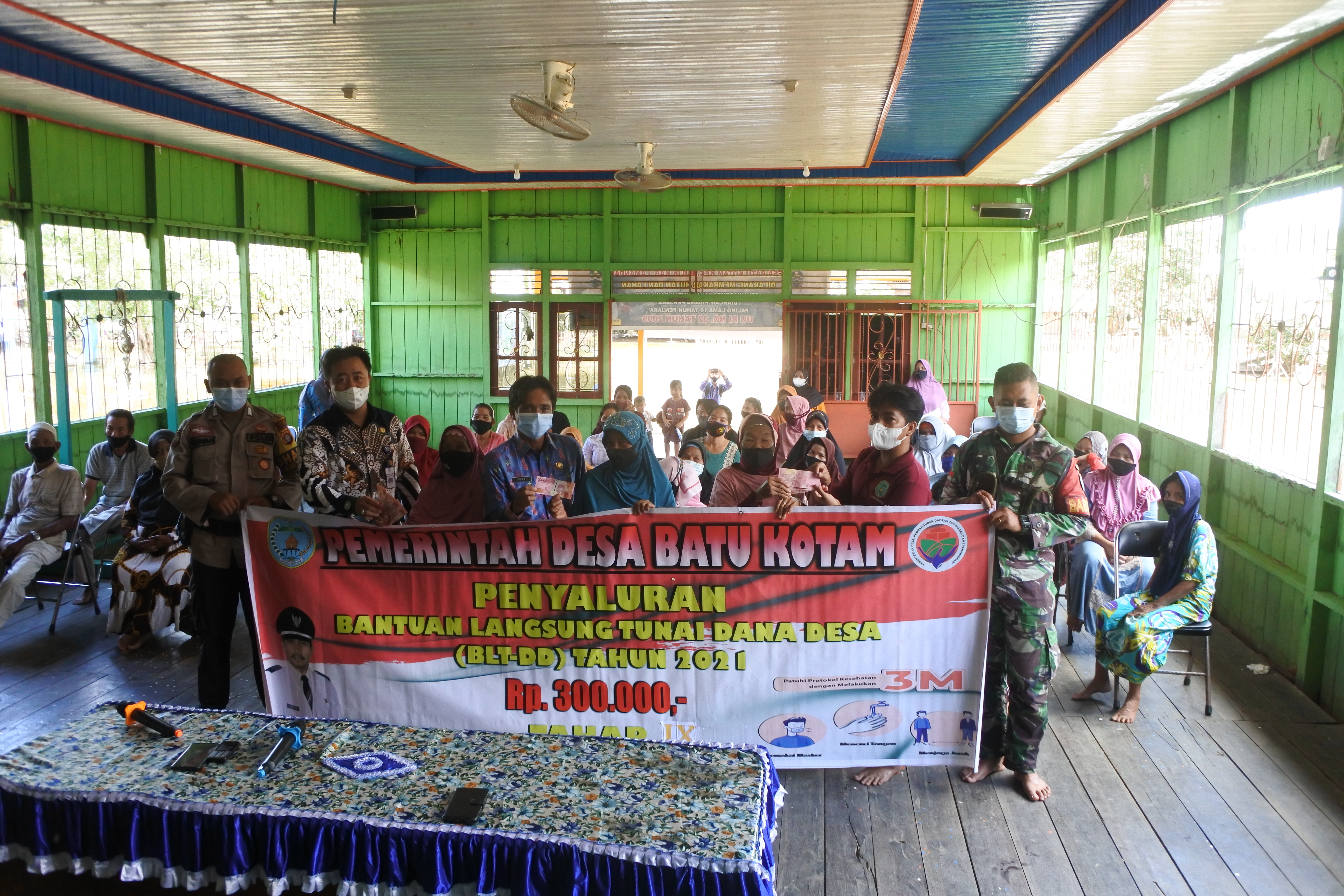 DI TENGAH BANJIR YANG MASIH MELANDA, PEMERINTAH DESA BATU KOTAM SALURKAN BLT-DD TAHAP IX