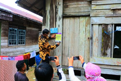 Pemasangan Identitas Keluarga Penerima Manfaat BLT-DD 