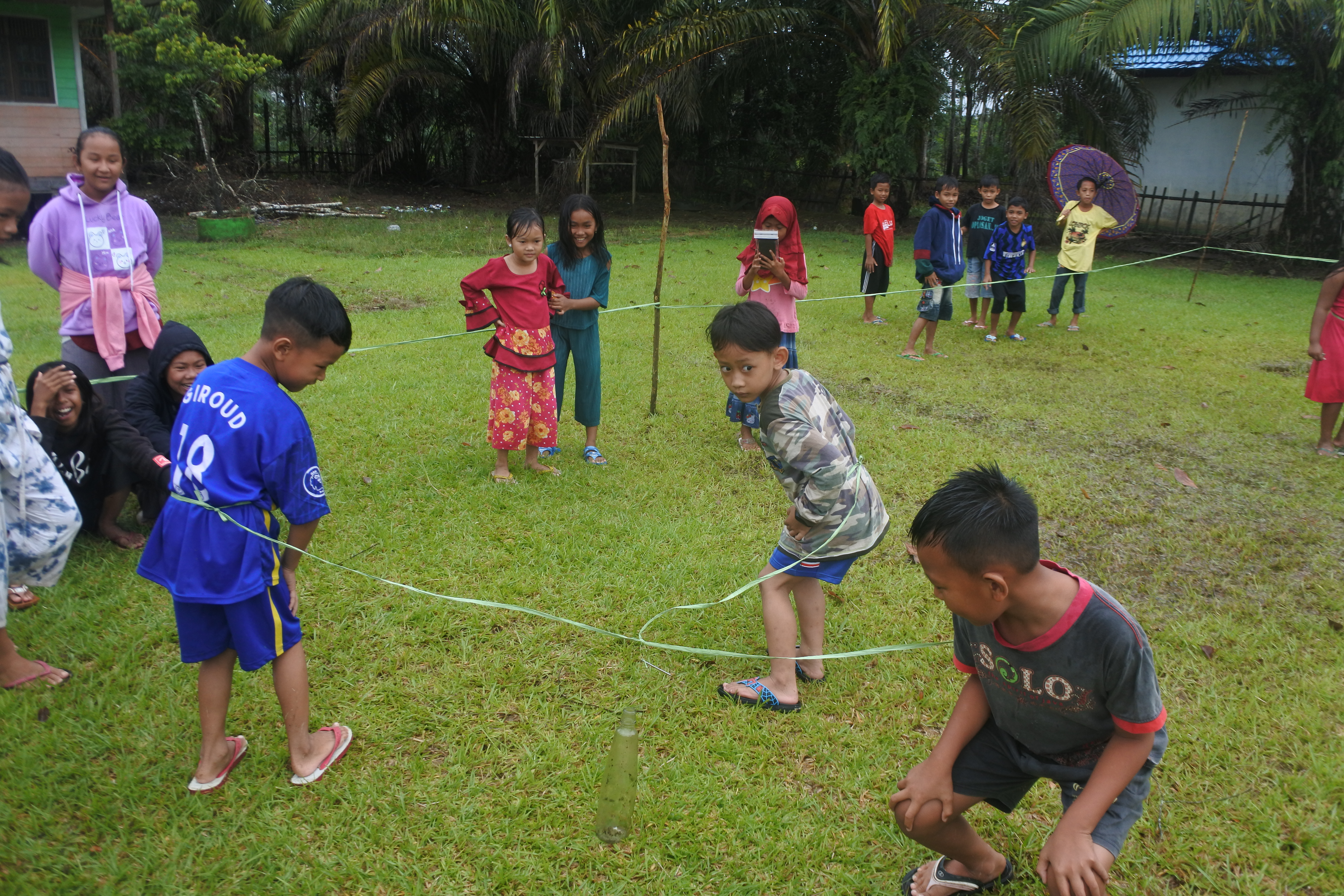 MASUKAN PAKU KEDALAM BOTOL